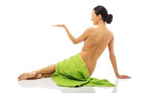 女人裹着毛巾持有 copyspace