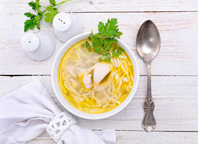 鸡肉面条汤照片