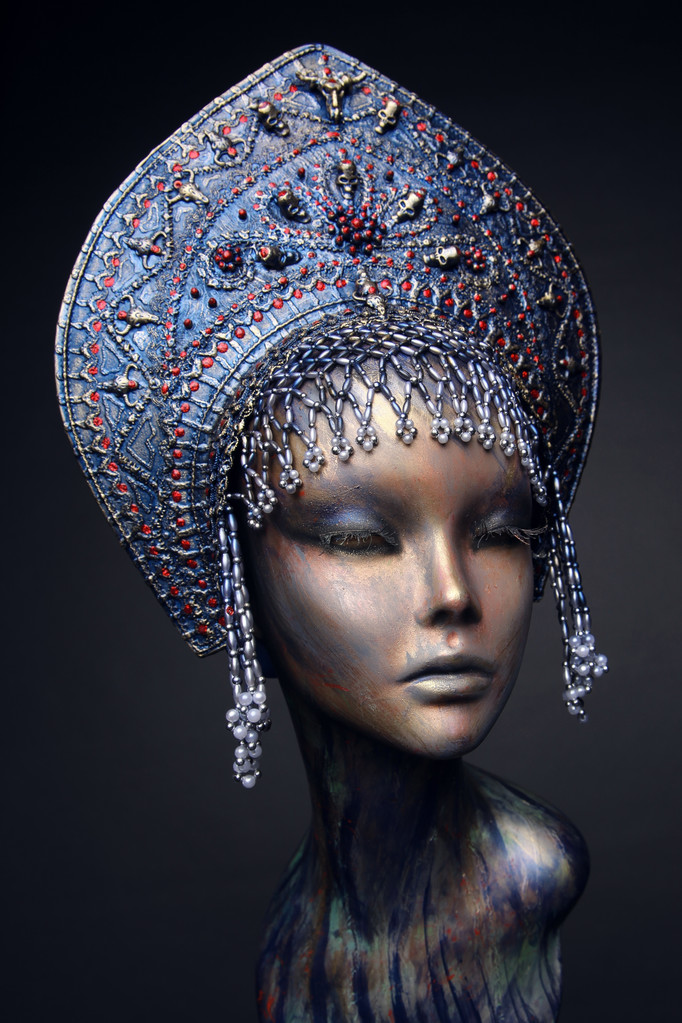 模特在珠蓝头磨损图片 模特在珠蓝头磨损图片