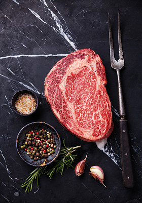 黑色的安格斯牛排眼扒图片