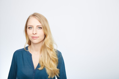 雙臂交叉快樂(lè)微笑的女人肖像