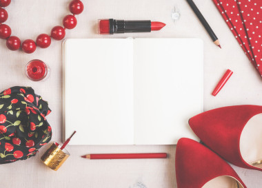 时尚女人的静物写生。女性化妆品背景