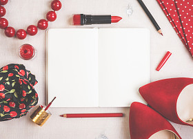 时尚女人的静物写生。女性化妆品背景