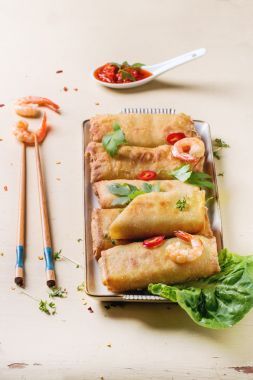 與蔬菜和蝦春卷