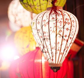 传统的丝绸灯笼照片