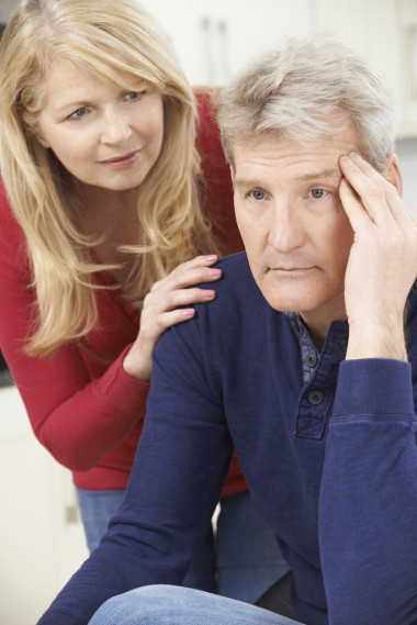 成熟的女人安慰與抑郁的人圖片