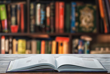 打開桌上的書