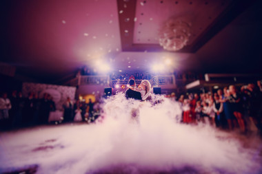 在一家餐館的第一個舞蹈新娘