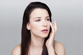 女孩触摸她的脸庞图片