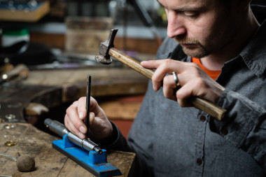 珠寶商環(huán)上工作