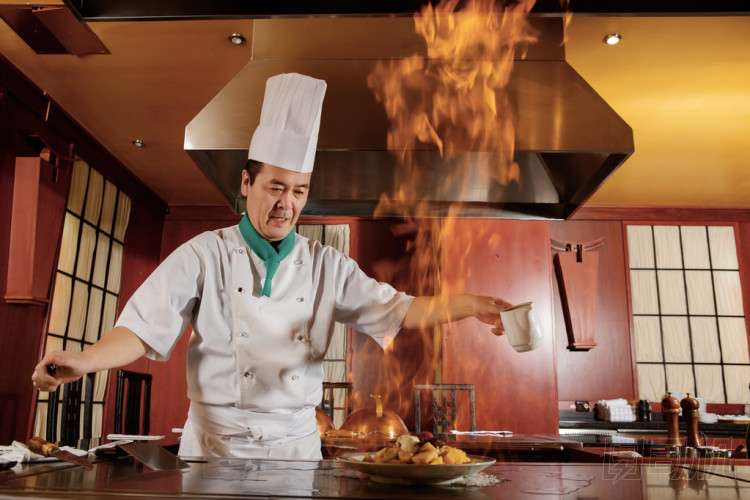 廚師炒蔬菜上的廚房圖片