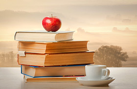 书和咖啡桌上照片