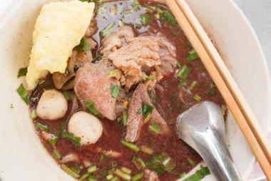 用猪肉和肉丸，¤Rua面条