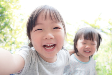 快樂的孩子采取自拍照圖片