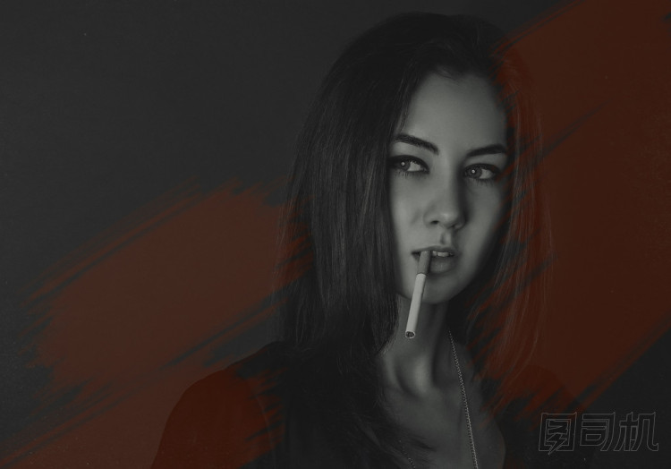 一支煙的女孩的肖像