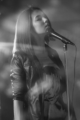 在演播室麦克风上歌唱的女孩图片