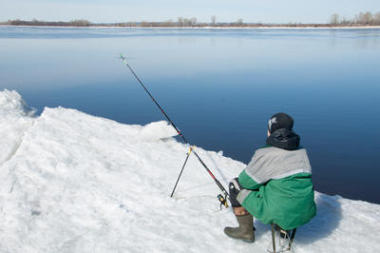 河洪水漁民。撕毀河冰漁民。與河