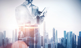 商人使用数码平板电脑.图片