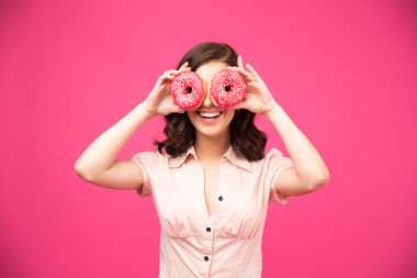 遮住她的眼睛与甜甜圈的女人图片