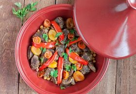 Tagine 与牛肉、 鹰嘴豆、 红辣椒、 杏和西红柿