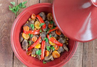 Tagine 與牛肉、 鷹嘴豆、 紅辣椒、 杏和西紅柿
