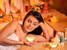 女人在浴放松肌肉.照片