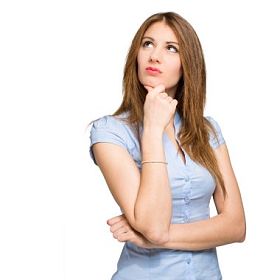 在表达式中沉思的女人