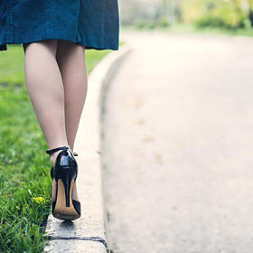 女人的腿和高跟鞋图片
