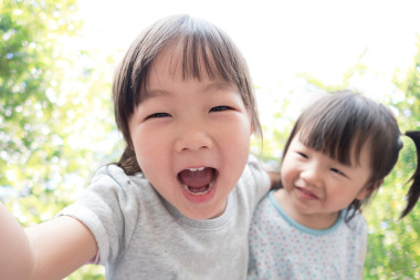 快樂的孩子采取自拍照圖片