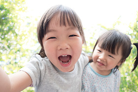 快乐的孩子采取自拍照图片