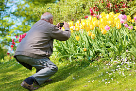 快乐老人享受花公园照片