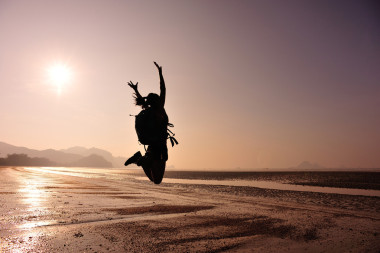 欢呼跳跃的女人徒步旅行者