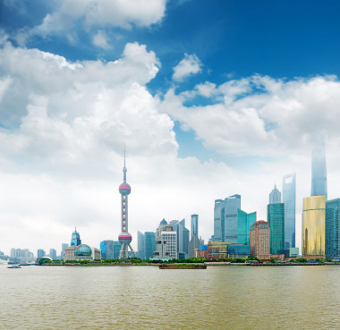 在白天上海天际线图片