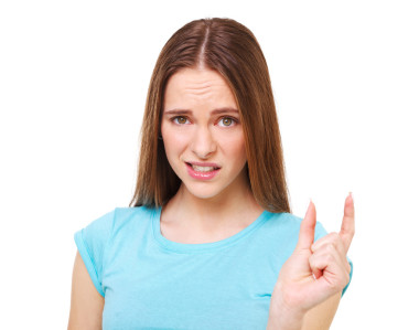 它太小!滑稽的年輕女人，顯示一些小與她