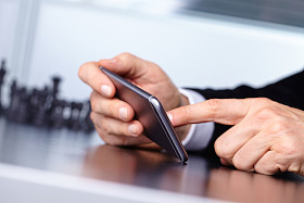 使用移动电话的商人照片