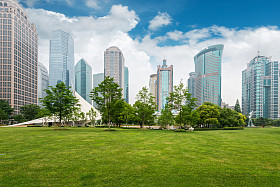 上海城市公园与现代建筑的背景