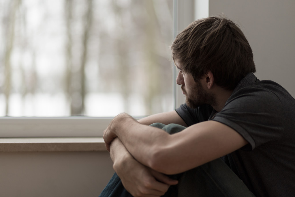 年轻男子抑郁的痛苦 年轻男子抑郁的痛苦