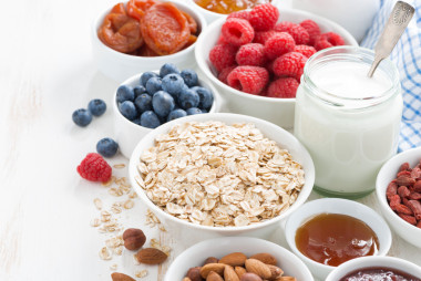 谷物和各種美味的配料，早飯