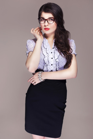 美丽的黑发白种人业务女人穿着经典