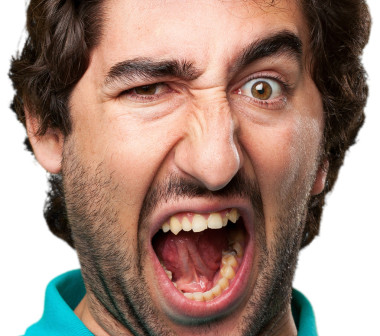 年輕男子大喊圖片