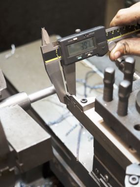 模具零件車(chē)削用手動(dòng)車(chē)床操作員