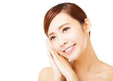 美丽微笑的年轻女人脸的特写