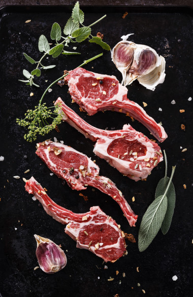 黑色的質(zhì)感金屬托盤上羊肉