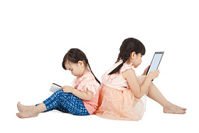 两个女孩使用的触摸屏平板电脑