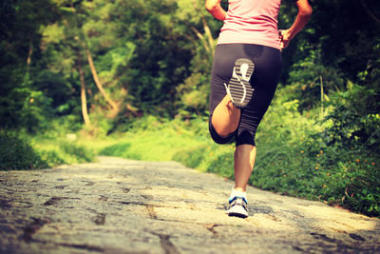 女运动员在森林中运行图片