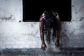 僵尸女孩在闹鬼的房子