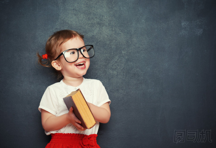 快樂的女孩女生的書從黑板上照片