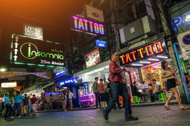 芭堤雅，泰國(guó)-2015 年 1 月 17 日: 五彩的霓虹燈招牌附近的失眠迪斯科芭堤雅步行街上。街被封閉，交通從 6 下午直到在深夜