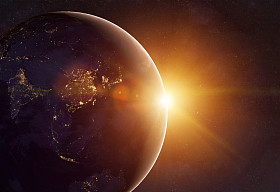 地球在宇宙和明亮的太阳