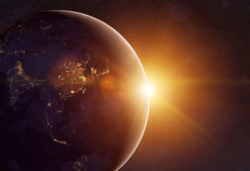 地球在宇宙和明亮的太阳